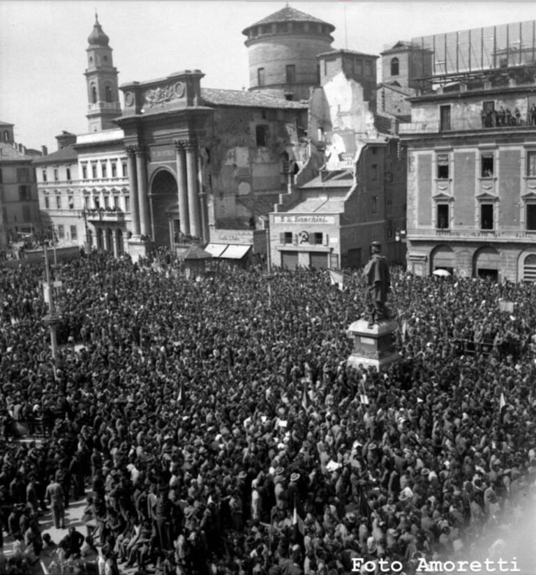 1944-1946 Il 13 Maggio ’44 il palazzo della fabbrica in Piazza Garibaldi viene colpito da una bomba inglese. L’attività riprende due anni dopo.