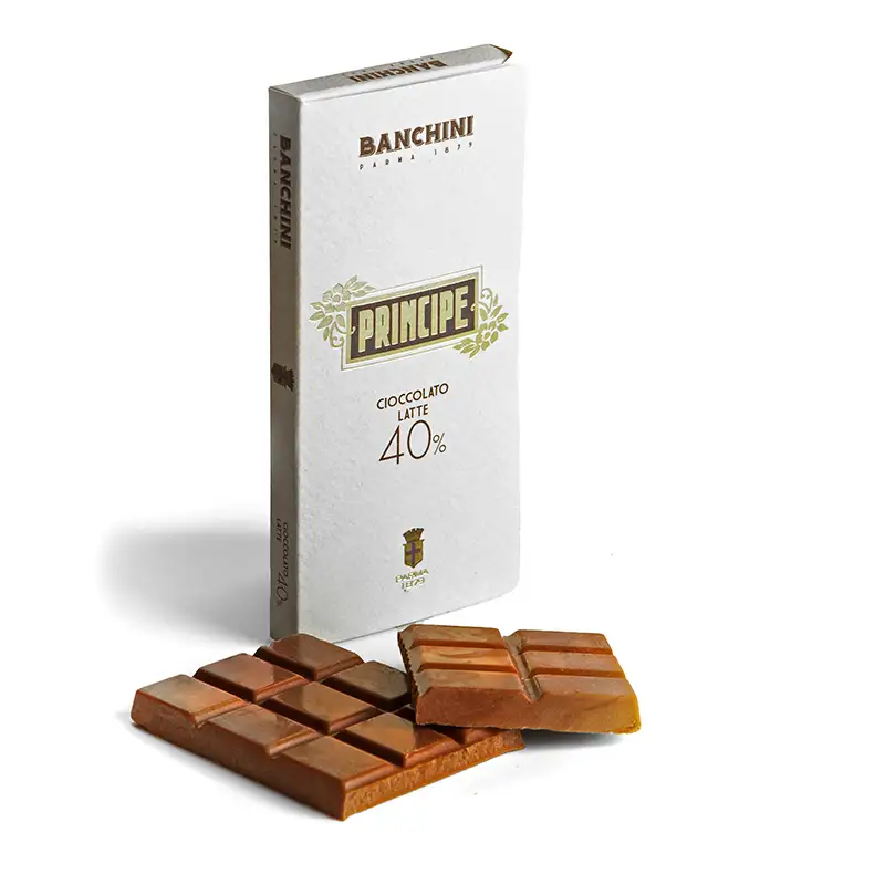 Tavoletta di cioccolato Principe Latte 40% di Banchini con incarto bianco e quadratini di cioccolato al latte.