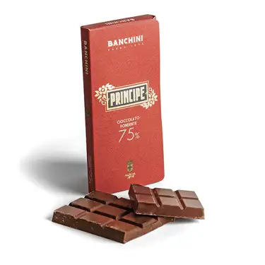 Tavoletta di cioccolato Principe Fondente 75% di Banchini con incarto rosso e alcuni pezzi di cioccolato spezzati.