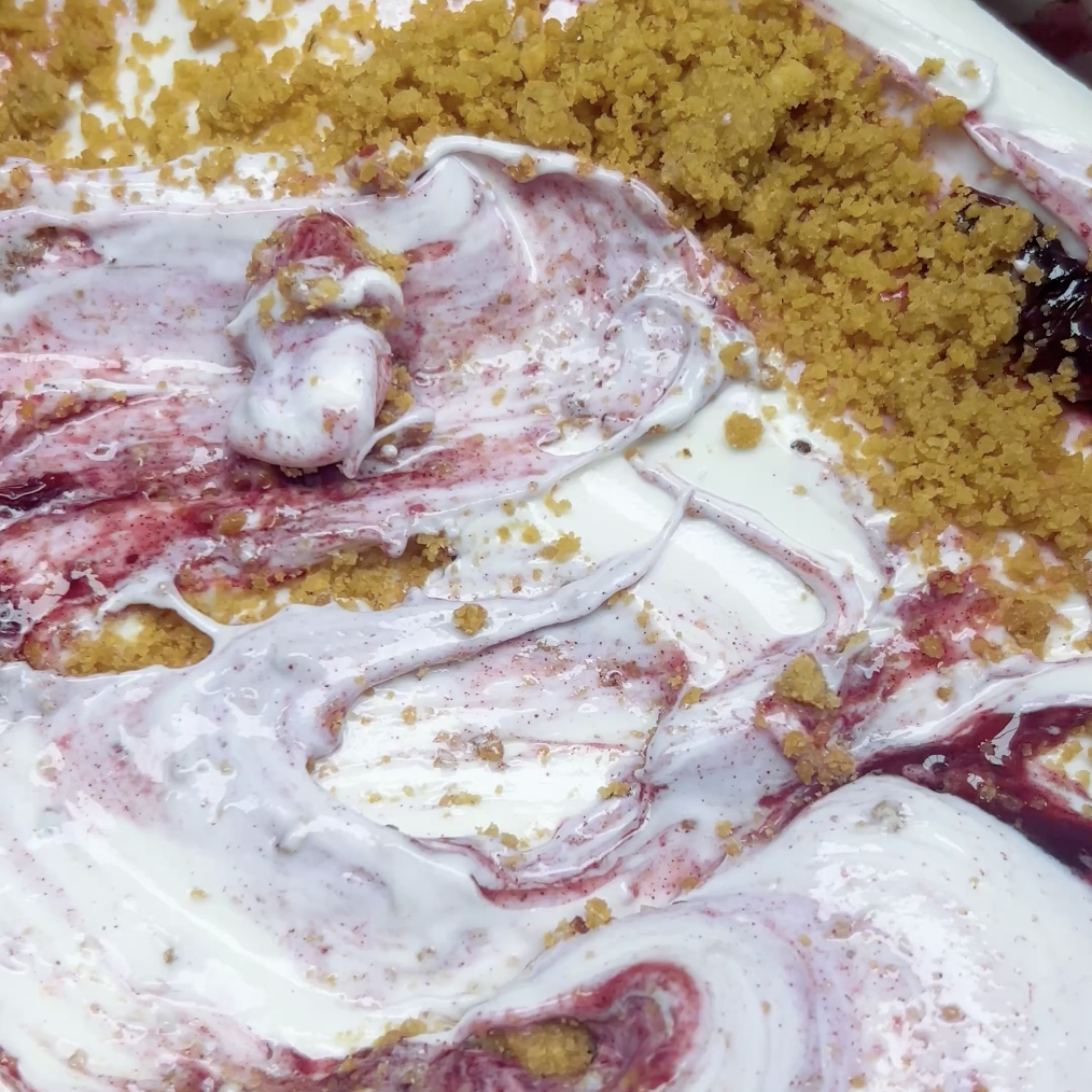 Primo piano del gelato Cheesecake al mirtillo Banchini con variegatura al mirtillo e crumble